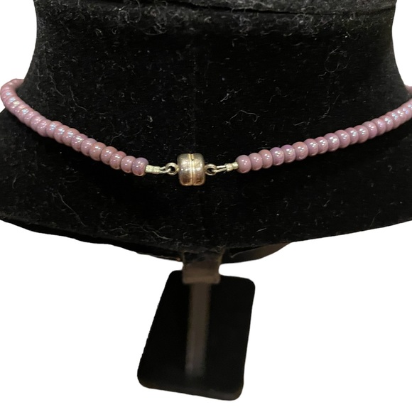 Purple iridescent beaded necklace with dusty pink swirl carved stones - Picture 4 of 7